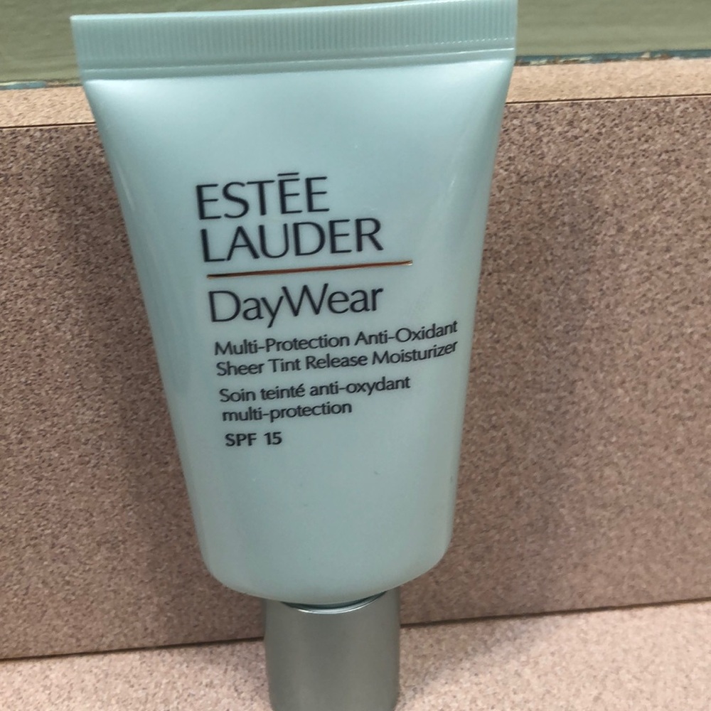 Estée Lauder Sheer Tint Moisturizer SPF 15